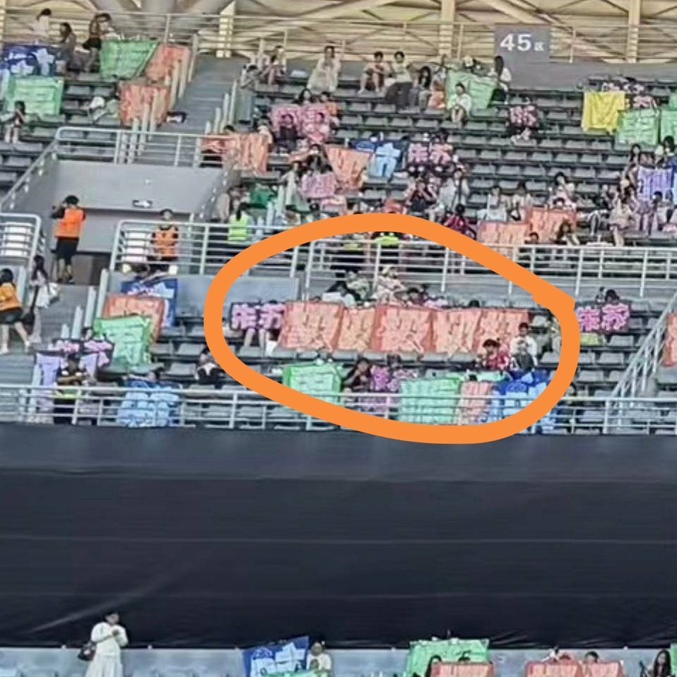 这一排五个连座鸡毛简直是模范 五块灯牌彼此之间几乎没有遮挡 完全发光面积最大化[来抱抱]大家严肃学习！
（这五个毛如果能刷到我这条 左边两个还可以继续展开 把那个梅du色盖了）
#张极05后第一男歌手# ​
