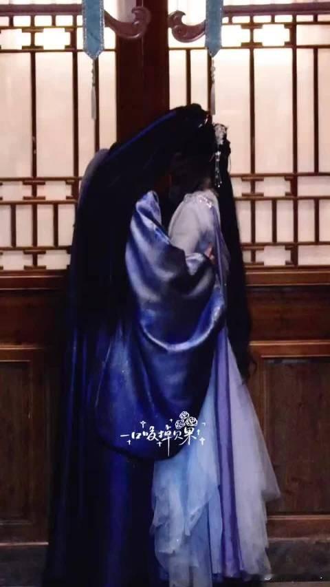 何与 李兰迪《千夜奇谭》吻戏 好激烈
