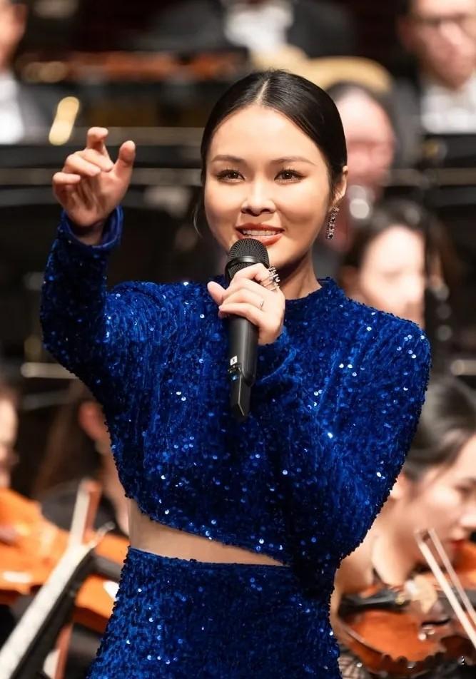37岁的女高音歌唱家龚爽因病离世。
我好奇查了一下她的成长路线。
不查不知道，一查真惋惜！原来她是普通家庭走出的双料天才。
 
一个普通家庭的孩子，拼到中国音乐学院的博士，师从阎维文，拿到金钟奖，站上国家大剧院的舞台。然后，没了。
 
这种惋惜不是隔岸观火的那种“哎呀可惜了”。而是一种功亏一篑的痛。