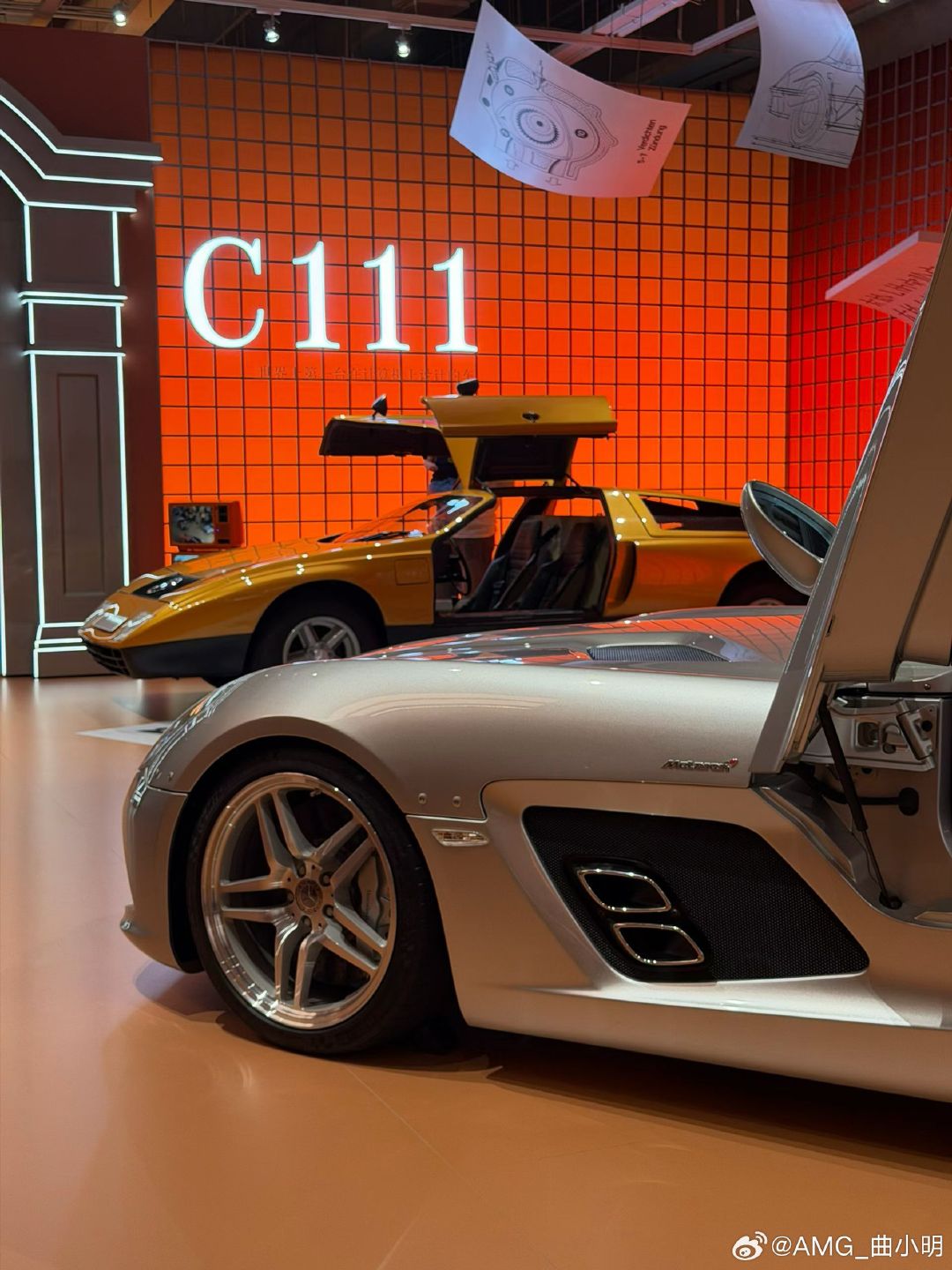 #amg[超话]# 上新·上海新地标
Mercedes-Benz Studio Shanghai 
梅赛德斯-奔驰品牌空间·上海 启幕
「星亦成趣」一场沉浸式文化体验，把奔驰140年的时光故事搬进上海静安街头，一边是海派历史，一边是摩登都市，氛围感拉满~
📍石门一路299号ONE Shanghai ​