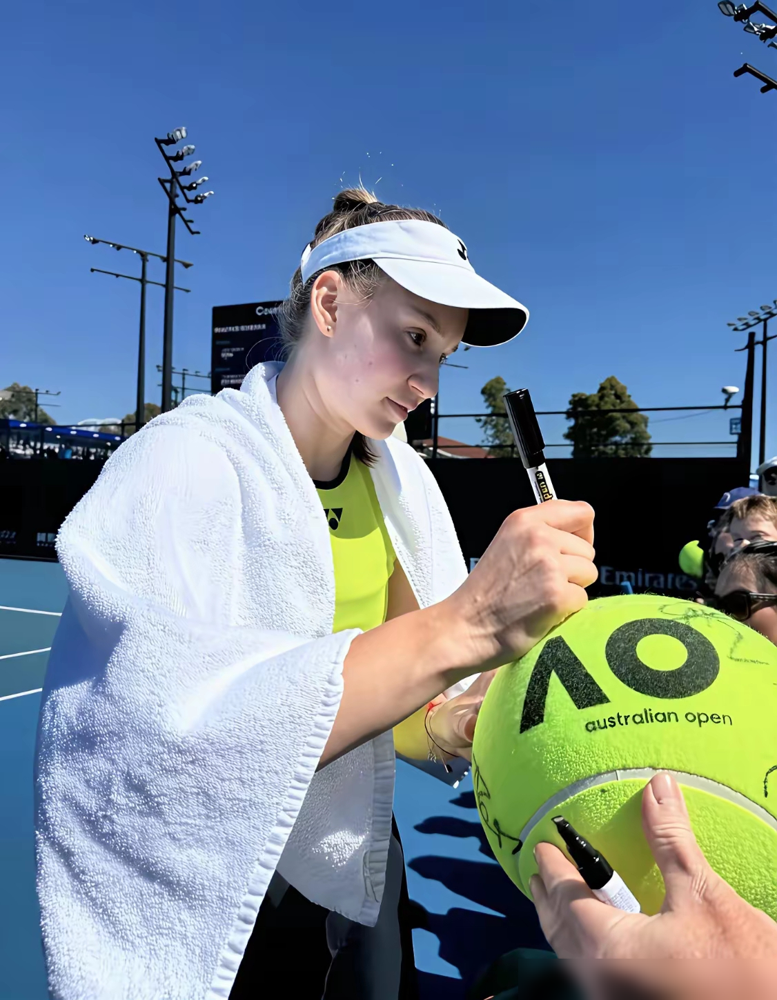 总得分92平，但她把萨巴伦卡打跪了。
2026澳网决赛，莱巴金娜三盘掀翻世界第一。决胜盘1比3落后，这姑娘硬是一局一局追到5比4。发球胜赛局，最后一分，一记ACE直接钉死。
全场6记ACE，一发得分率76%，二发48%。数据看着不吓人，甚至跟萨巴伦卡几乎持平。6个破发点就抓住3次，总得分92对上