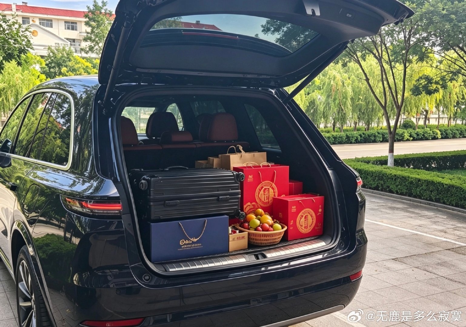 中秋归家，深蓝S07的后备箱装上备好的月饼礼盒与。不大的空间，盛满了对家人和家人对我们的牵挂。一路自驾奔赴团圆，车厢安稳，后备箱承载着节日心意。一厢满载而归，是奔赴亲人的惦念，藏着属于我们家中秋的烟火暖意。
#深蓝车友会 #深蓝车友会# ​