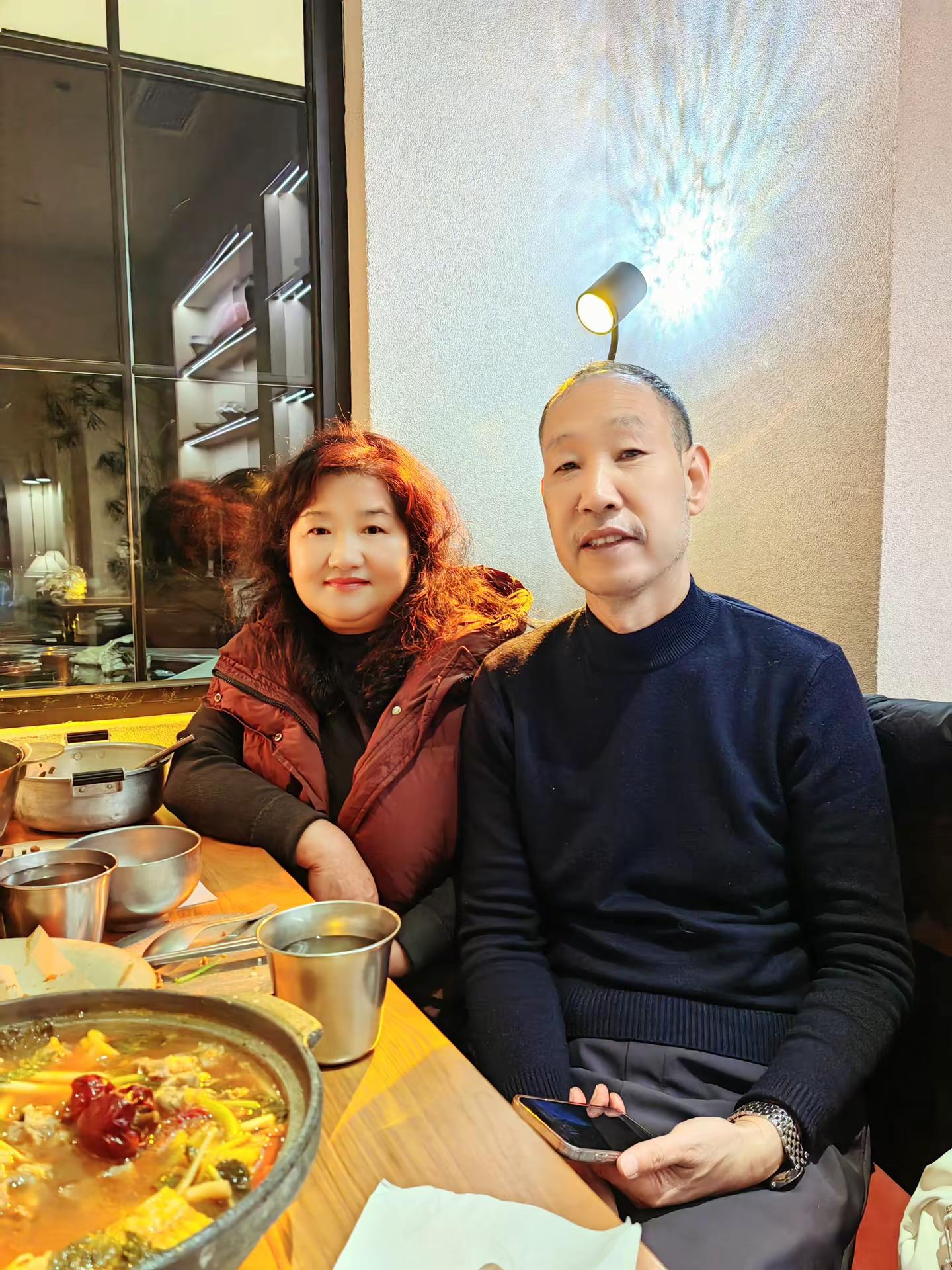 <p>温馨一家人 陪伴是最大的幸福 夫妻恩爱 幸福生活 <!--{im...