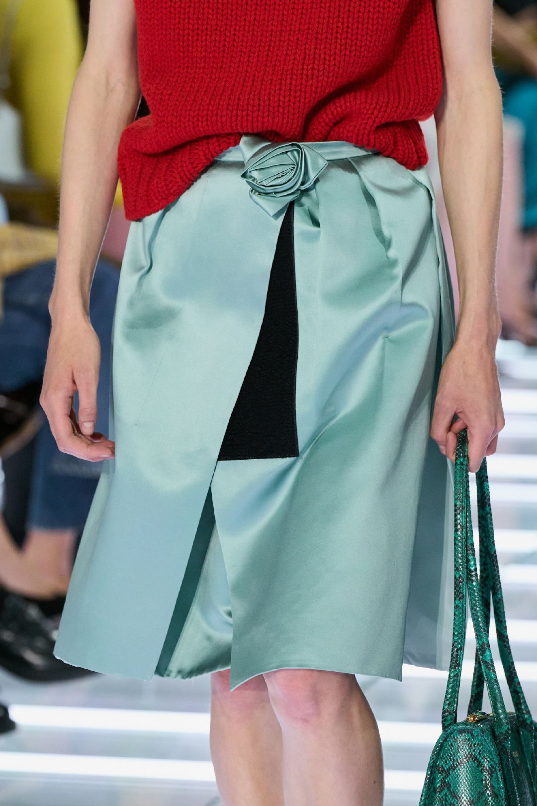 Prada 2027春夏女装时装秀

Prada 2027春夏米兰秀场，把半截裙直接推到主角位。

刺绣钉珠、柯根纱、皮革、碎花图案轮番出现，同一件单品被玩出完全不同的质感。利落廓形里带一点轻盈和俏皮，既有Prada一贯的理性克制，也多了几分女性化的浪漫。看下来很有记忆点，半裙依然是下一季值得关注的关键词。

#米兰时装周##时装周趋势解读##春夏时装周#