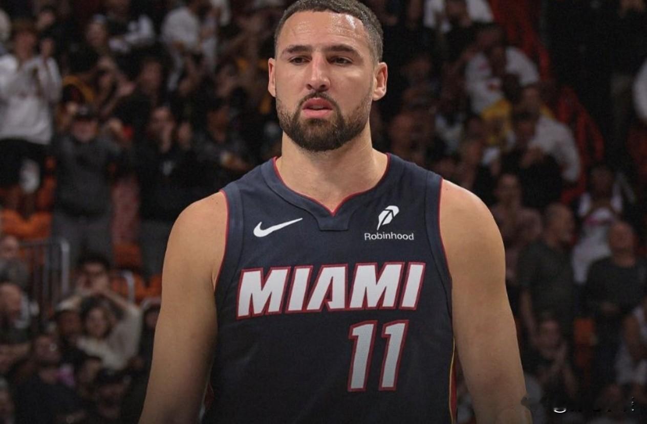 2026年8月25日NBA重磅交易、签约动态汇总
 
北京时间8月25日，NBA休赛期进入收尾阶段，当日并无官宣的多人大型重磅交易，以自由球员签约、双向合同敲定、重磅交易谈判进展为主，同时叠加近期休赛期核心交易余波，完整当日动态梳理如下：
 
一、当日正式完成的签约操作
 
1. 金州勇士签下德文·
