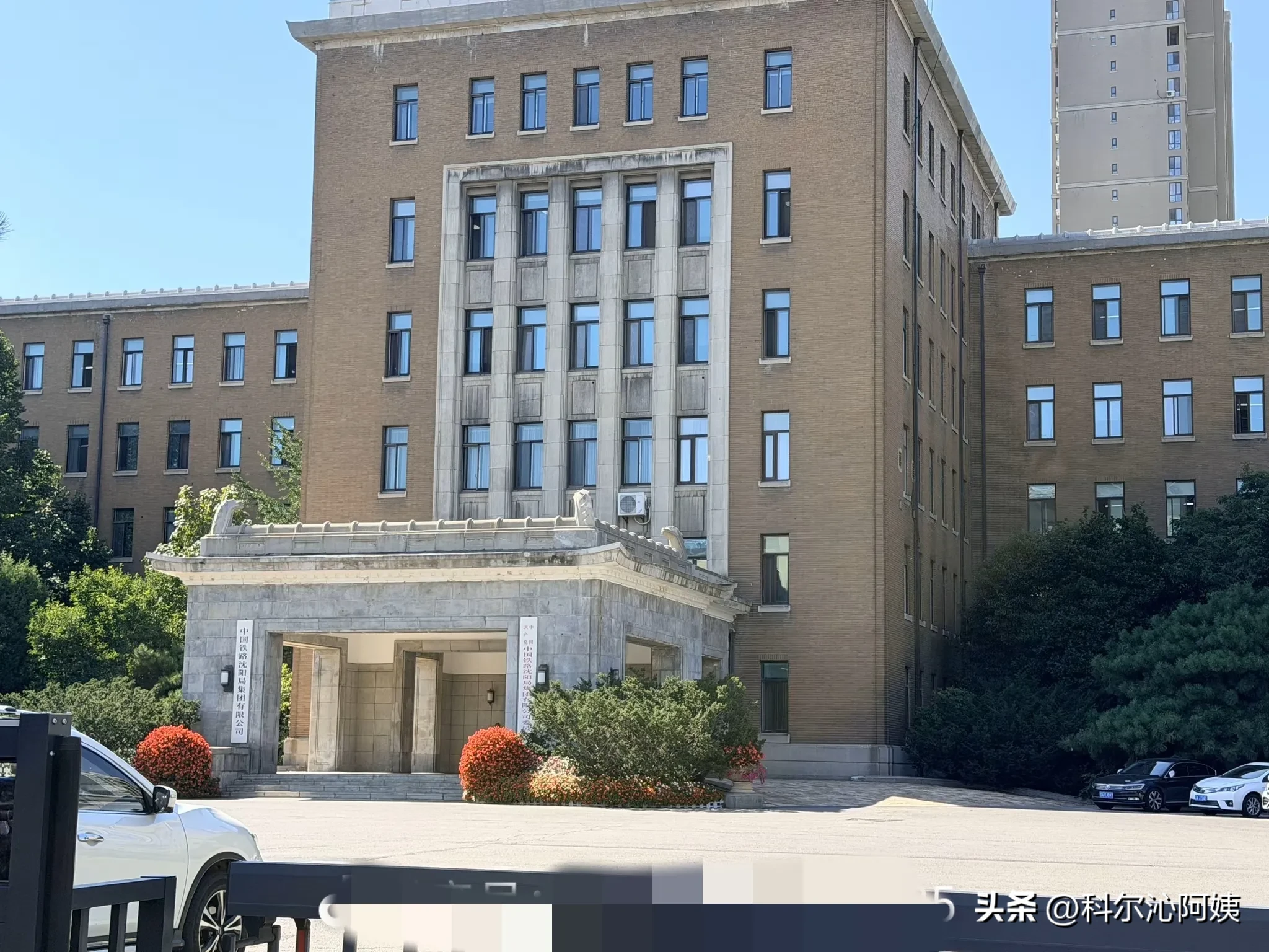 就这个办公大楼，我退休后再也没进去过，也没有资格进了，记得前年的这时侯，想进去办