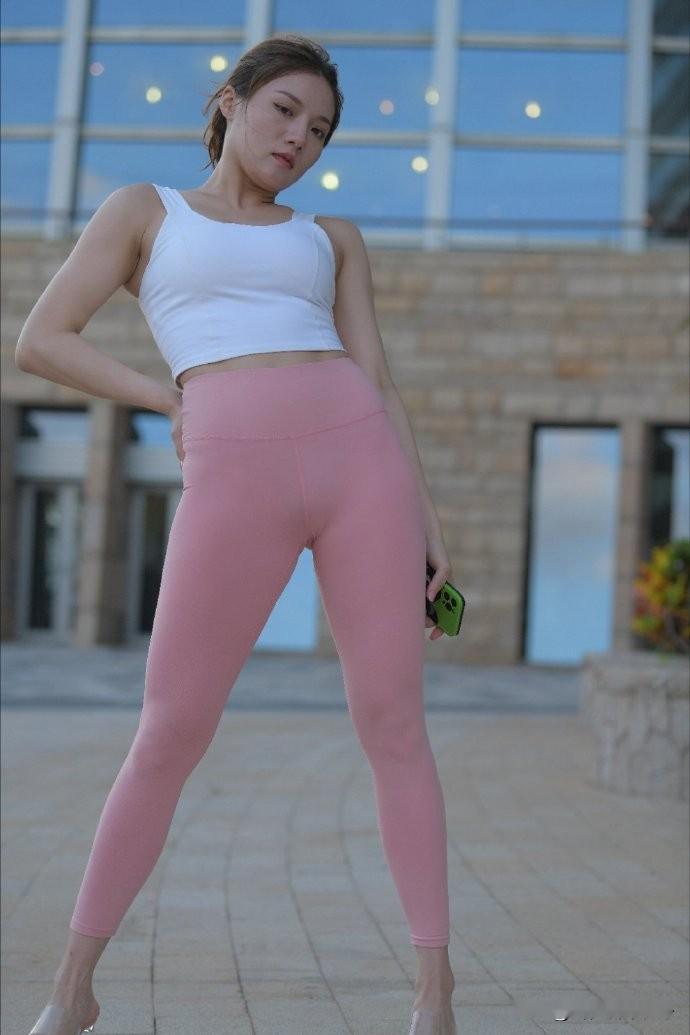 今天主打一个粉嫩运动风，活力直接拉满！ 校园里，好多人都在运动打卡。就...