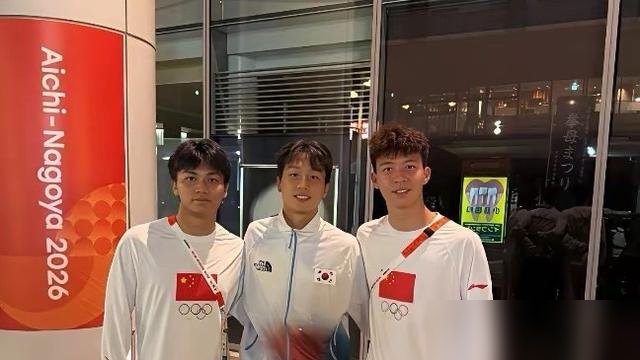 王钰栋亚运会单刀破了韩国队40年球荒，转头就晒了张跟严智星的合影，说人家脚下频率高，是自己榜样。
铜牌战又来了个半场奔袭世界波，直接把中国U23男足送上了28年没碰过的领奖台。
他爸在现场被围住，说欧洲球探电话早打来了，门兴也看过，但怕去了坐板凳外租。现在传的是丹麦中日德兰，那边刚腾出个左边锋位