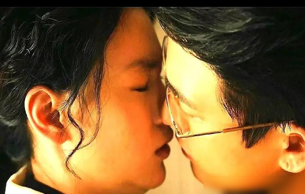 欧豪在《交锋》里真亲了，没借位，没替身，嘴对嘴那种。

我是看着这类戏长大的，说句实在话，吻戏最难的从来不是亲，是亲之前那几分钟的心理关。真人上阵，手往哪放、脖子怎么摆、眼睛闭不闭，全是细节，差一点观众就出戏。

现在不少戏图省事用借位，镜头一切，谁也看不出破绽，省时间也省尴尬。可欧豪选了最费劲的路