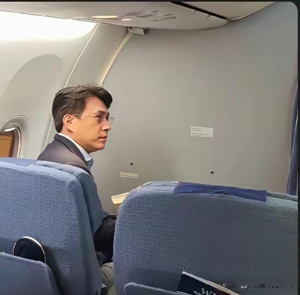 飞机上靳东坐经济舱前排，并没有选择商务舱。遇到旁人打招呼，下机时还躬身挥手回应。看来公众人物的口碑，都是平日一点一滴的言行积累而来。
