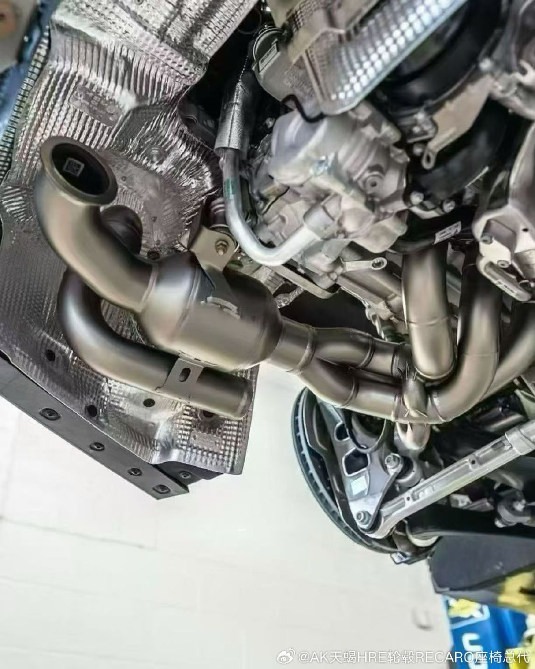 保时捷992 GT3/GT3 RS Akrapovic天蝎排气  
换来换去，不如一步到位，声浪性能颜值全满足#改装##改装车##汽车改装##汽车改装资讯# ​