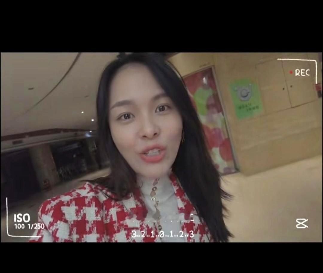 关于龚爽的葬礼，网上传出的画面里，那对以“干儿子、干女儿”身份出现的孩子，成了许多人视线汇聚的焦点。
有人私下嘀咕，说龚爽和何嘉炜没留下一儿半女，生前又知道了病情，这干亲怕是早早找好的情感寄托，甚至是为了防备以后“绝户”。
但只要视线顺着灵堂往下走，就会发现一个完全打破猜测的细节。
当目光扫过花圈，
