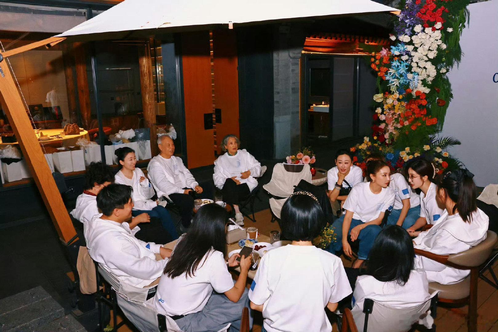 #新浪娱乐[超话]##朱一龙高叶彭冠英北影同学聚会# 看着他们坐在一起闲聊，同窗情谊太让人感慨了 ​