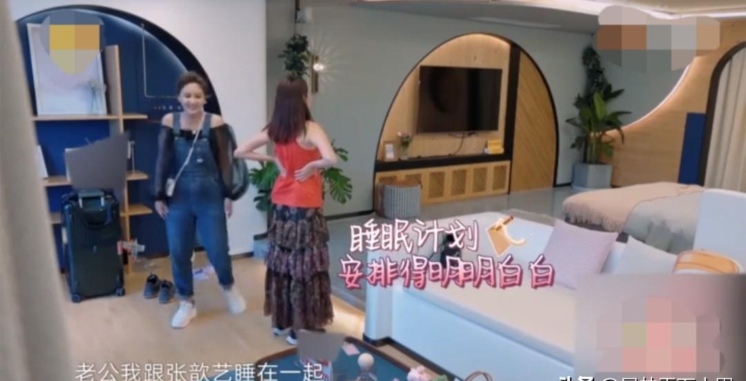 两个已婚男人被老婆扔进一张床，像被塞进同一间快递箱的猫，先炸毛再抱团。...