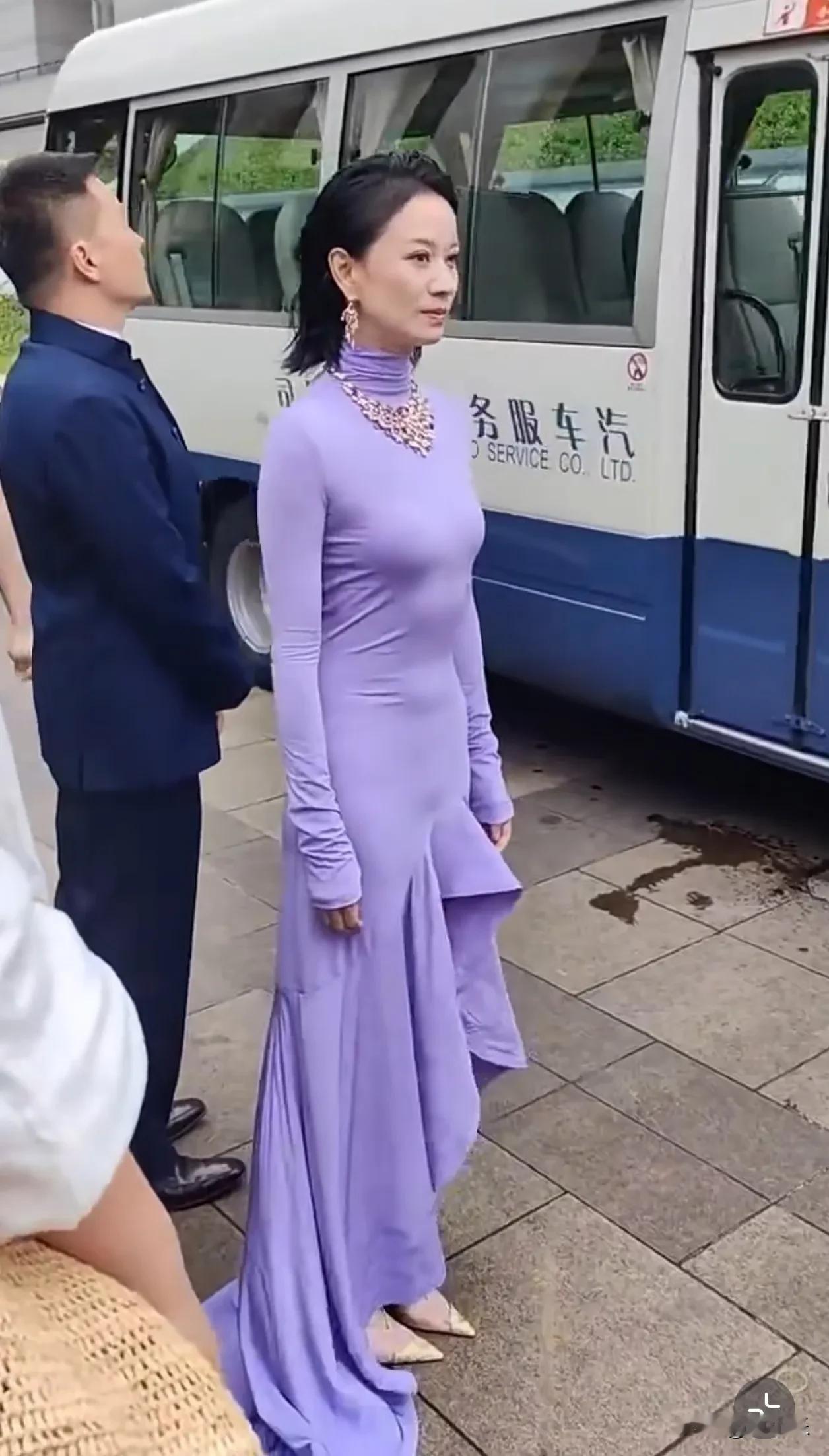 这是哪个天才设计的衣服啊，身材缺点全暴露了，也只有倪虹洁敢穿了，估计维密模特都不太敢穿。