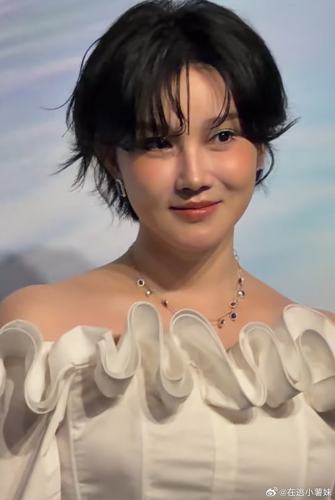 #陈小纭已经是完全认不出的程度了#
一部分网友认为过度医美已削弱了她原有的辨识度，失去了早年的亲和力；另一部分则指出光线、滤镜和短发造型等外在因素可能放大了视觉差异。也有声音将她与同框的陈妍希进行对比，认为"原生脸"的状态更经得起时间的考验 ​