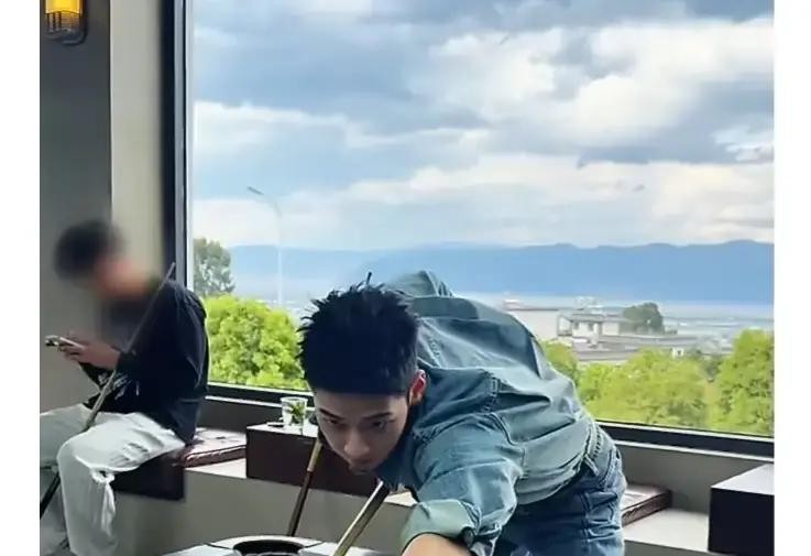 老戏骨“黑豹子”寇振海最近真是出尽了风头，敲锣打鼓带着儿子回衡水老家大摆升学宴。一年50万学费的英国帝国理工学院说上就上，这可是出过好几个诺贝尔奖得主的世界名校。比起娱乐圈那些削尖了脑袋、连考两年电影学院都落榜还要硬挤进国际班的星二代，寇振海这儿子的清醒，无意间扯下了多少明星家长的遮羞布

今年六十