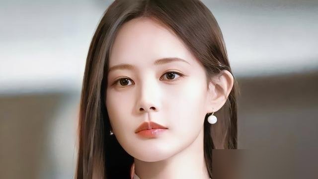 李一桐亲哥当导演，扭头就把亲妹妹的戏路短板给卖了。说这姑娘日子过得太顺，眼里没狠劲，演复仇戏撑不起来，只配演傻白甜。
这话听着扎心，可你去翻她的履历，确实顺得离谱。非科班出身，上来就是女一，《美人余》热度破八千万，《我不是大师》刚收官，《金枝》又在横店开机了。资源不断，脸上永远挂着笑。
但恰恰是