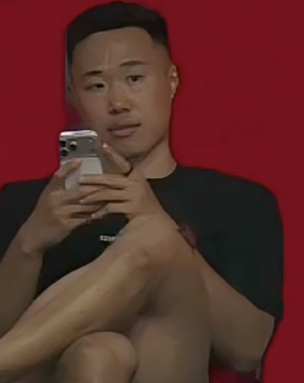 小宇恋爱了?
贺希宁
现场看台观赛被镜头捕捉
名古屋亚运会女排半决赛
镜头给到看台贺希宁
网友喊他小宁
现场看球时不时看着手机
很多人好奇他是不是专门来看龚翔宇?
两人并没有官宣恋情，
贺希宁本人只说和龚翔宇是朋友
专程来学习女排的比赛。
至于是否恋爱当事人并公开回应
但如果是真小宇就三喜临门了，