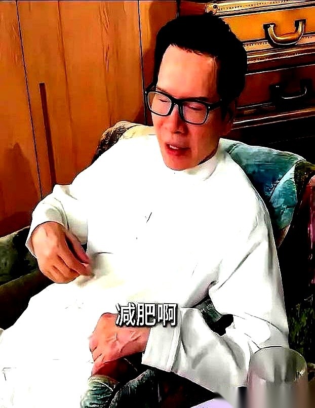 夜里刷到一条关于香港顶级富豪圈的短视频。
96岁的李嘉诚，身价千亿，面前摆的却是一盘清水煮青菜、一碗白饭，外加几块钱一斤的便宜猫鱼仔。78岁的向华强更绝，保姆把一碗白米饭端到跟前，他看了一眼，手都没伸，直接示意撤走，最后晚餐只扒拉了半碗清水煮玉米。
这边，千亿大佬们把嘴巴封得死死的，哪怕是一口碳水，
