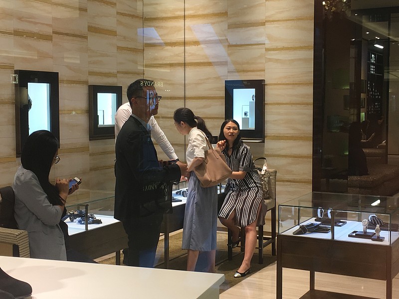 在Tiffany花二十万送我二十元桃酥？柜姐神操作太离谱！
你敢相信吗？在Tiffany专柜花二十多万，送你的中秋月饼竟然变成了一包二十块钱的散装桃酥！这可不是段子，而是最近真实发生在成都Tiffany门店的荒唐一幕。
成都一位女顾客在Tiffany专柜消费超二十万元珠宝后，柜姐主动承诺赠送她一盒品