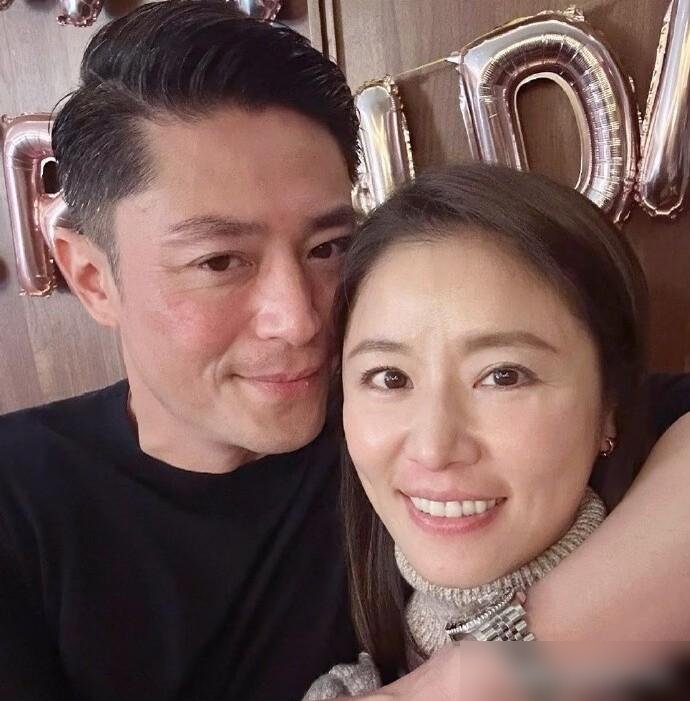 林心如挺着大肚子拍戏时，霍建华在外地剧组，等他一回家，女儿都过百天了。
换别人早炸了，她没闹，连句重话都没有。后来上节目提起来，也就笑笑说“他回来抱孩子都不会抱”。
你看她这几年，不争不抢，跑去九寨沟散心，跟苏有朋古巨基重聚，转头又拿个杰出校友。日子过得松松弛弛，生图流出来状态比好多同龄女星都好