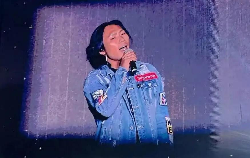 草根歌手侯浪在包头一场拼盘演唱会上临危受命，替迟到的李克勤撑了近两个小时。呼和浩特冰雹迫使航班备降太原，接驳电车半路没电，李克勤凌晨才赶到现场。侯浪原本坐在台下看演出，被导演临时拽上台，没彩排没提词器，连唱近二十首硬扛到偶像登台。这事儿最扎心的地方不在救场本身。一个买票进场的观众，三十人的场子都没见