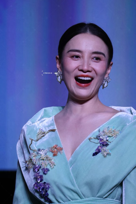 宋佳 今日佰草集线下活动生图