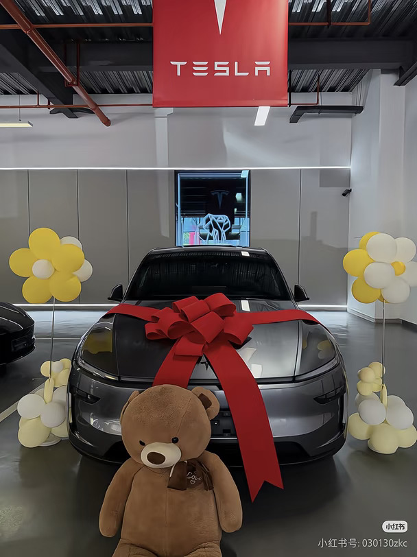 特斯拉Model Y提车啦！🚗
选配了快银+20寸轮毂的Model Y真的帅出了边，这次20寸轮毂也比去年的银白色更加好看！！
#特斯拉 #特斯拉Y #特斯拉交付  #喜提爱车 #howto把车门变成任意门 #提车仪式 #驾驶新篇章 #大玩具