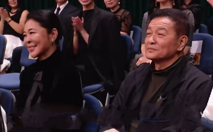 67岁的倪萍和70岁的丈夫杨亚洲一起现身金鹰奖，夫妻俩台下对望的一幕被镜头拍了下来。
倪萍一身黑衣，气场沉稳表情恬淡，转头看向丈夫的目光瞬间软下来，眼里的情感藏不住。
令人意外的是，70岁的杨亚洲状态好的惊人，身材挺拔，头发乌黑，轮廓分明，完全不像古稀老人。
人到晚年，还能这样把彼此放进眼里，真是令