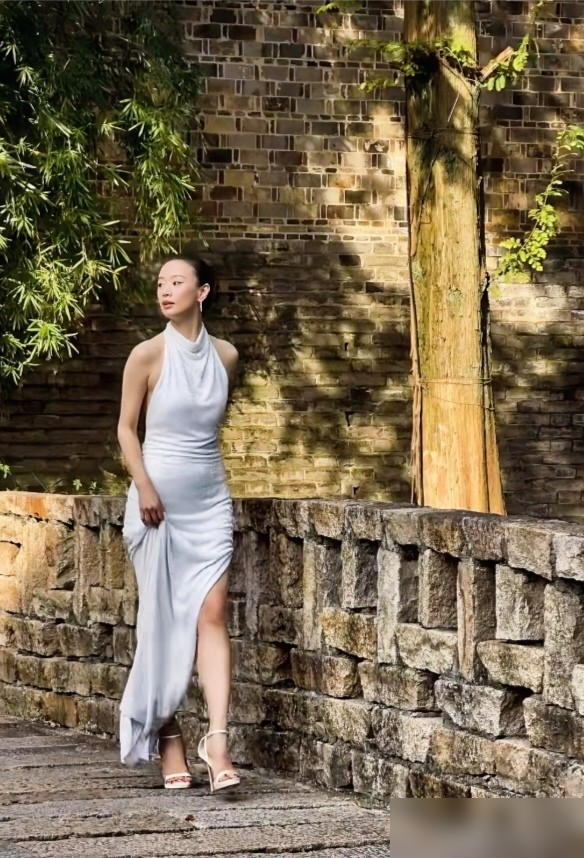 李梦往乌镇石板路上一站，白色挂脖亮片裙，直角肩，细腰，整个人像从文艺片里抠出来的。路人生图直接刷屏。
她那身段不是健身房练出来的硬线条，是松的，懒的，带着股不在意的劲儿。别人穿亮片是蹦迪，她穿亮片是念诗。
早些年骂她丑穿搭的那批人，现在反过来抄她的私服作业。小众审美这东西，脸和气质扛住了才叫高级