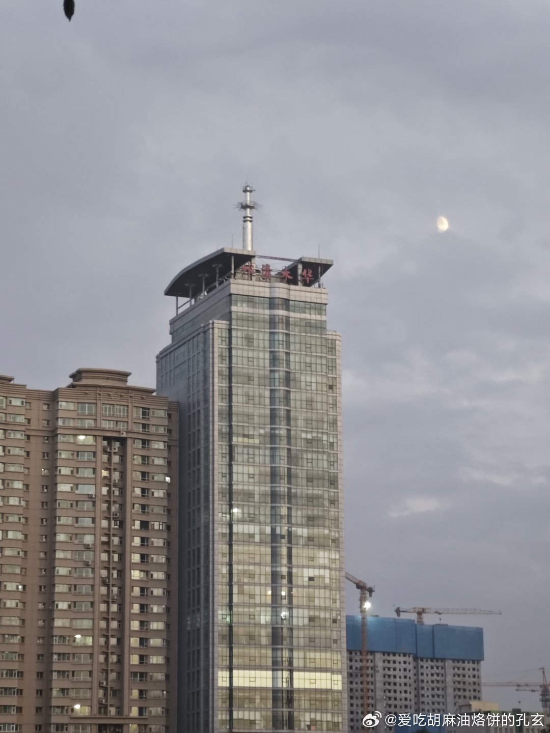 #生活手记#因为十字路口的红绿灯🚥，我改了行走的方向。

南湖依旧熙熙攘攘。

又是夏末初秋。

最近在看小宫的骑行视频。

通过赵朔，关注了他。

一个26岁的年轻骑行者，爱读书，爱历史。

他因为喜欢c罗，就从安徽骑行去了葡萄牙。

是一个坚韧勇敢执着的人。

看他在异国他乡因为中国阿姨的一碗 ​