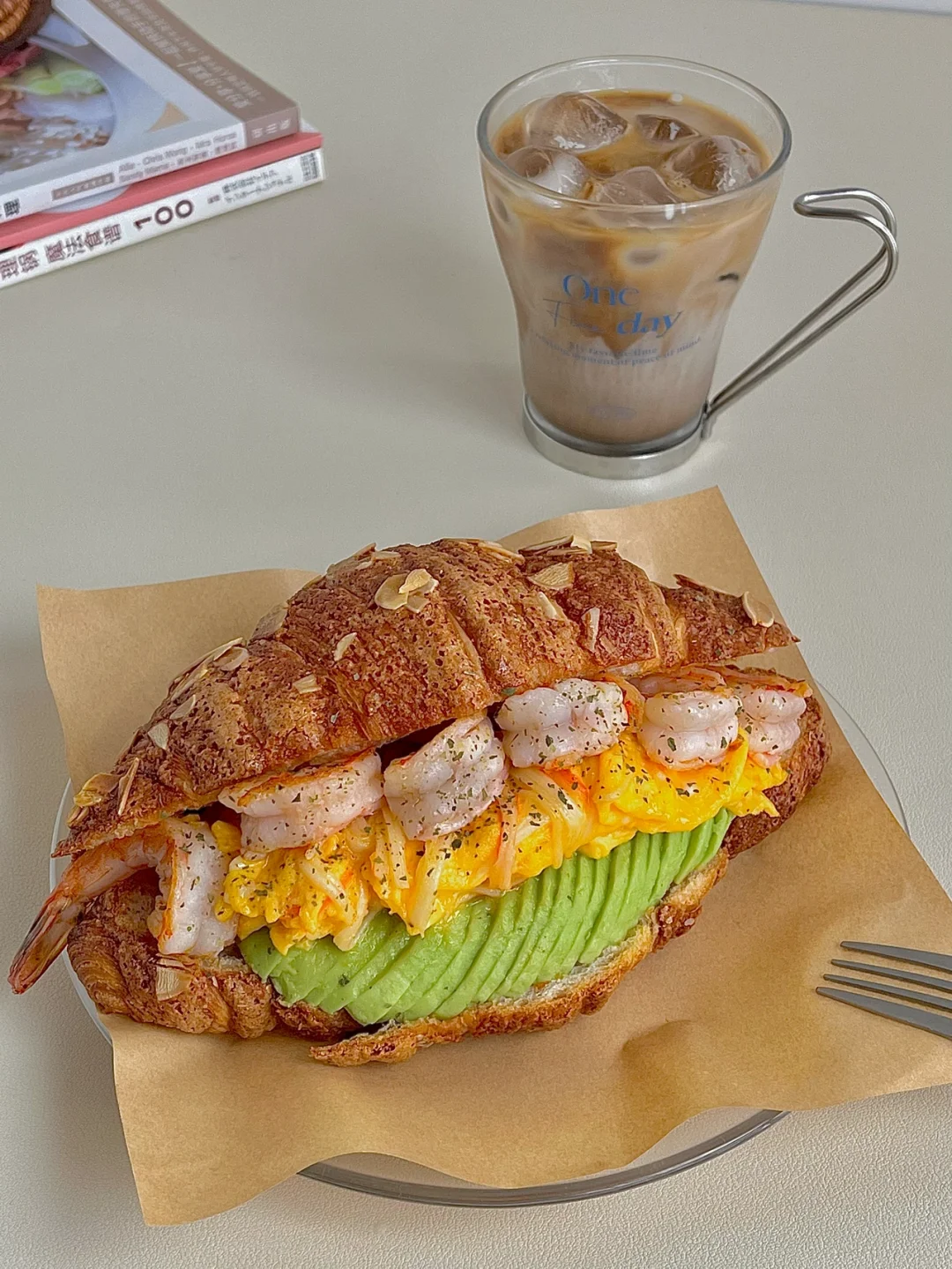 ☀️早餐｜牛油果蟹柳滑蛋虾仁可颂三明治😋