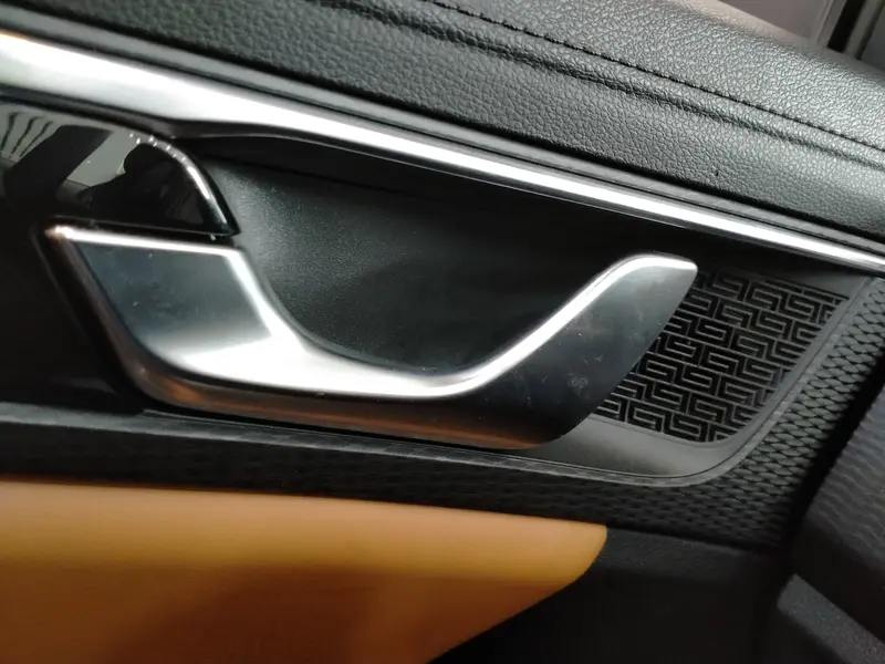 车商老说隐藏式门把手让人觉得是高级货，这说法我有点存疑。就拿特斯拉Mo...