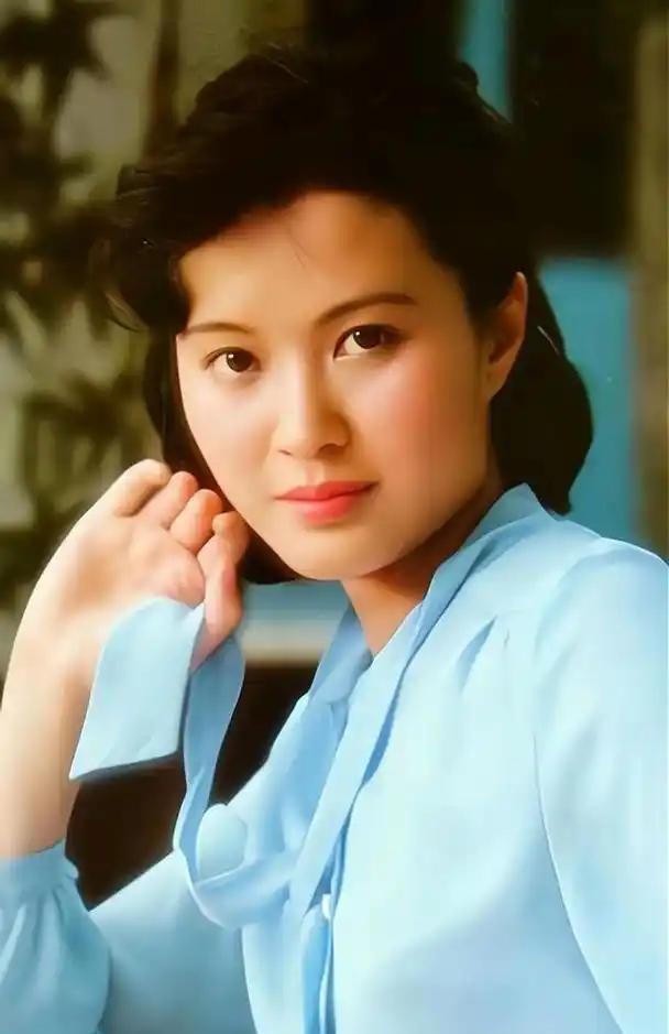 1994年方舒断了七根肋骨，屠洪刚借钱买夏利守病床每小时爬起来一次；2003年方舒走进法院，申请强制执行他拖欠的五万元生活帮助费。
方舒当时是百花影后，1986年春晚第一个用英语报幕的女主持。屠洪刚比她小十岁，刚冒头的歌手。1994年两人结婚，周围人拦都拦不住。
车祸那段时间的细节被反复讲起。屠洪刚