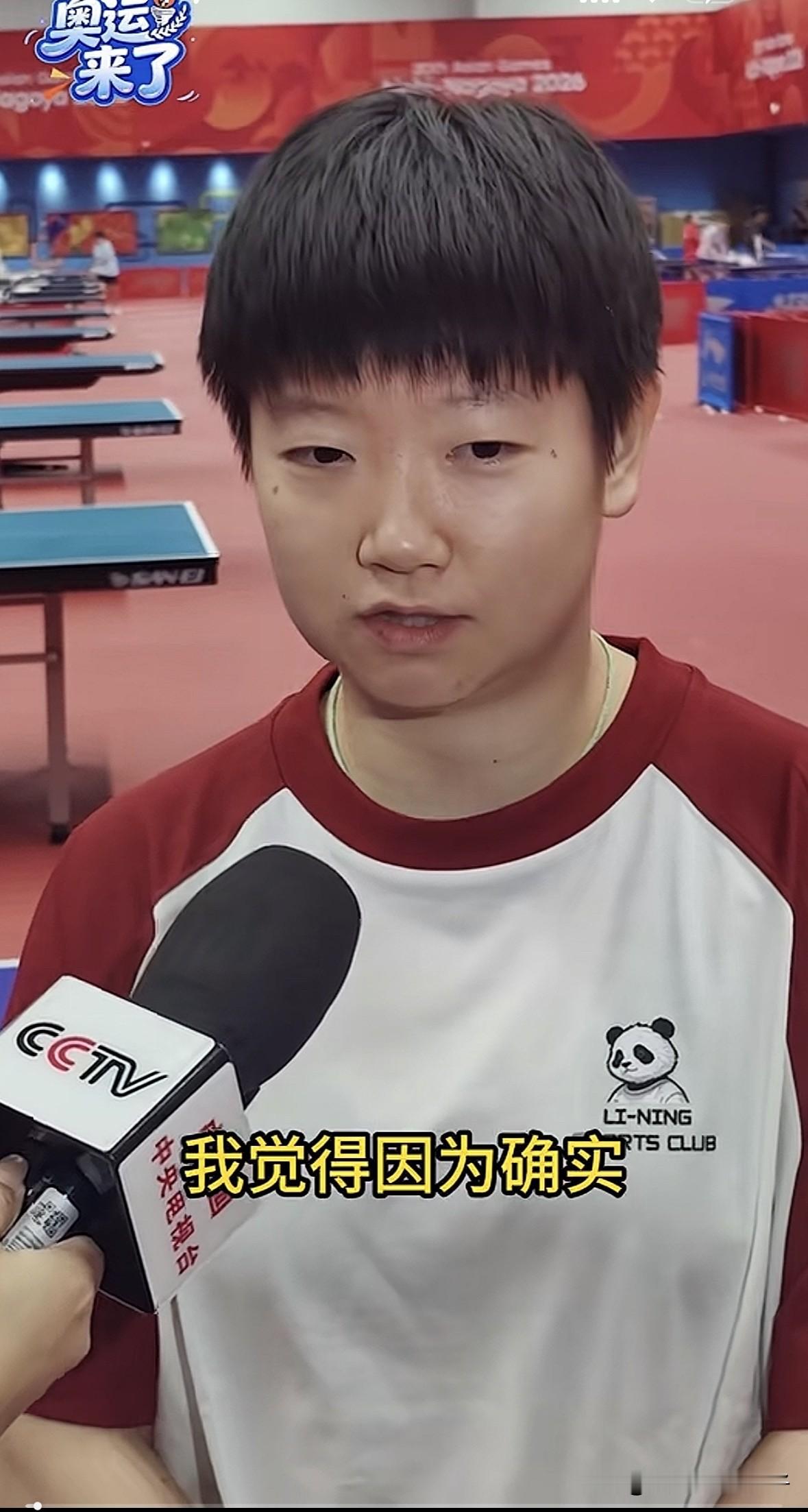 “东京没下雨 也没淋湿巴黎”，相信莎莎可以，我们也可以！

很少袒露脆弱的孙颖莎，这次说出了康复期的焦虑！

熟悉孙颖莎的人都知道，镜头前她向来沉稳克制，很少向外流露负面情绪。

这一次采访，她坦然聊起伤病康复的不易。

恢复进度没有预想那么快，第一次真切感受到康复时间的漫长，焦虑真实存在。

外人