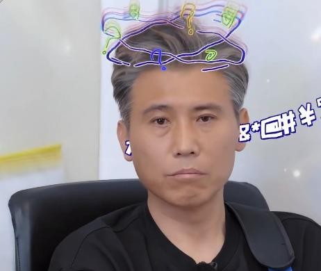 黄圣依去中欧国际工商学院参加EMBA论文答辩，身边只带了李乃文一个助理，胡军因中暑缺席。答辩现场聊的全是直播数据、产品类目这些商学内容，李乃文一个字听不懂，坐旁边越听越困，又不敢动不敢出声，只能搓搓脸、抠抠嘴。黄圣依2024年入读中欧EMBA，论文题目是《家族企业IP拆分与风险隔离》，和她这些年的经