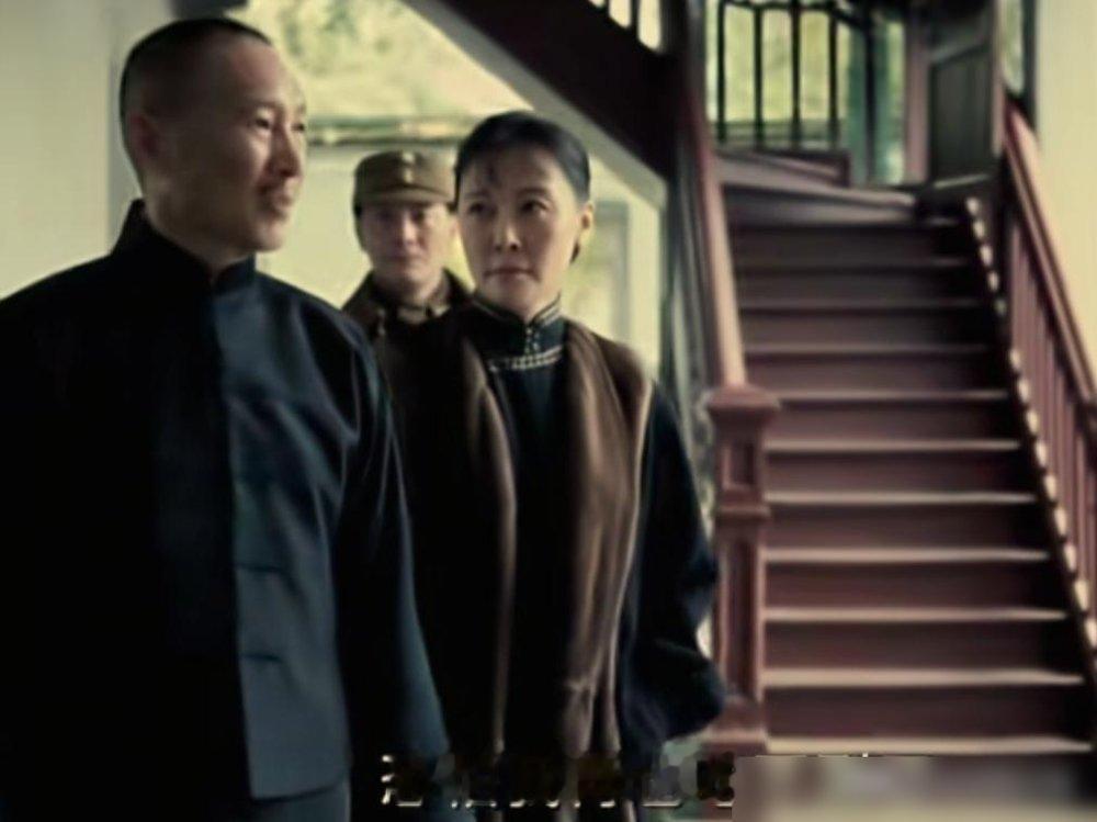 52岁柯蓝，不婚不育，和黄志忠并排看戏，被拍了个正着。
镜头里她素面朝天，穿得松松垮垮，旁边那个男人，还是黄志忠。俩人相伴多年，愣是没领证。
当年她一句“无儿无女是我的福报”，全网炸锅。有人骂她自私，有人夸她通透。她早年查出强直性脊柱炎，疼起来要命，干脆把丁克这条路走到底。
别人挤破头要的婚姻