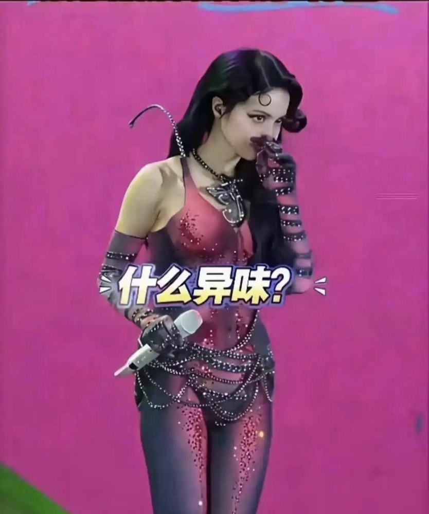 蔡依林演唱会突发意外，下意识反应看傻所有人！
刚才还皱眉捂嘴，明显是被现场刺激性气味呛到了。转脸就挂上标准笑容，舞步半秒没停，全程没几个观众看出异样。
不少新人遇到点小状况就慌到停演，就算老牌歌手遇意外也容易乱节奏。从陈奕迅跌倒爬起续唱，到杨千嬅摔倒自嘲救场，顶级艺人的职业感早就刻进了肌肉里。