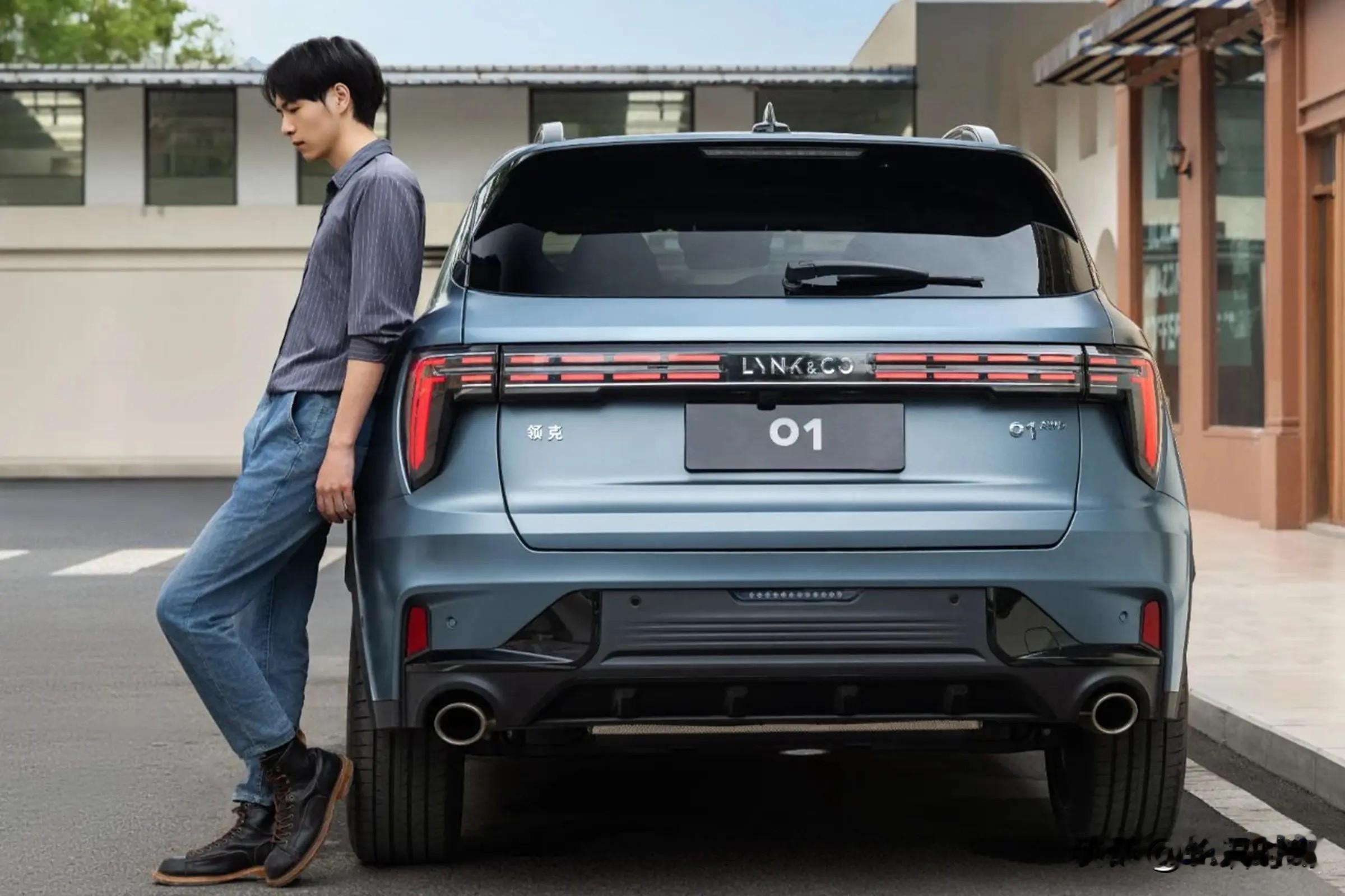 为何都说领克01值得入手?
很多人选二手紧凑 SUV，都会优先看上领克 01，它之所以广受认可，不是单纯靠颜值，核心是底子扎实。

基于 CMA 架构打造，底盘质感是同价位二手车里很大的加分项，行驶厚重、高速稳，不松散。搭配 2.0T 发动机，动力储备充足，配置放在当年也很厚道，全景天窗、全液晶