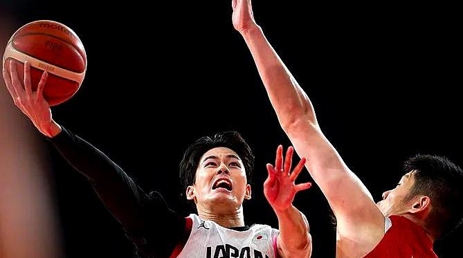日本男篮金近廉谈到中国男篮时直言：
 
“说实话，击败中国男篮这场比赛，是我们这段时间打得最好的一场了。”
 
“决赛的对手是韩国队，小组赛我们输过一次，所以大家憋着一股劲，发誓决赛一定要赢回来，在主场把金牌拿下来。”
 
这番话听着平淡，实则狠狠戳痛了中国男篮当下最尴尬的现状。日本球员心里非常清楚