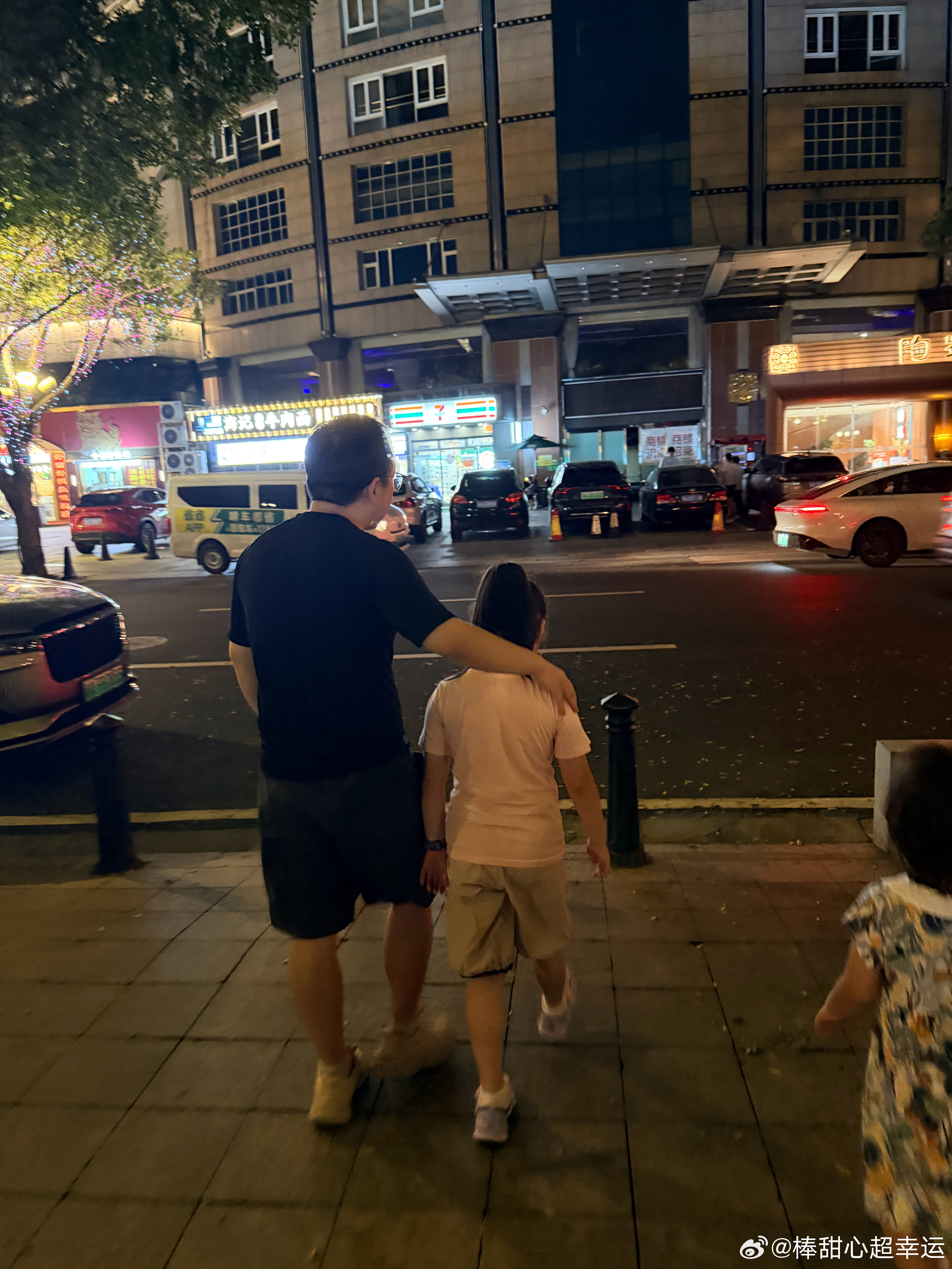 对了，这次来广州我还开了眼了。二沙岛上的大zhang lang，北京路步行街的大lao shu，越秀公园的大wo niu [泪]，吓得我和哥哥心里毛毛的。
晚上哥哥在北京路步行街买了椰子水坐在街边凳子上喝，看到一道黑影从我身边窜过，他赶紧往我这边赶，他怕我怕，过了一会才敢跟我说有个Lao shu，旁边买冰箱贴的老 ​