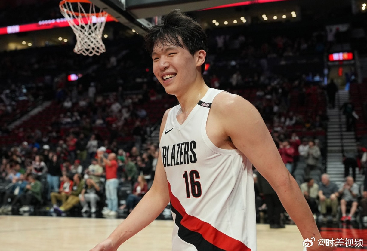 【#杨瀚森季前赛场均7.3分4.8板#】#杨瀚森季前赛场均成绩# 10月17日，NBA季前赛，开拓者客战118-128不敌勇士。#杨瀚森6分7板2助# 

本场比赛，杨瀚森总体表现尚可，出战20分钟，前三节大量时间都是在场上折返跑，只在末节后半段才获得较多的主控机会，最终4中3、其中三分1中0，拿到6分7板（3前板）2助 ​