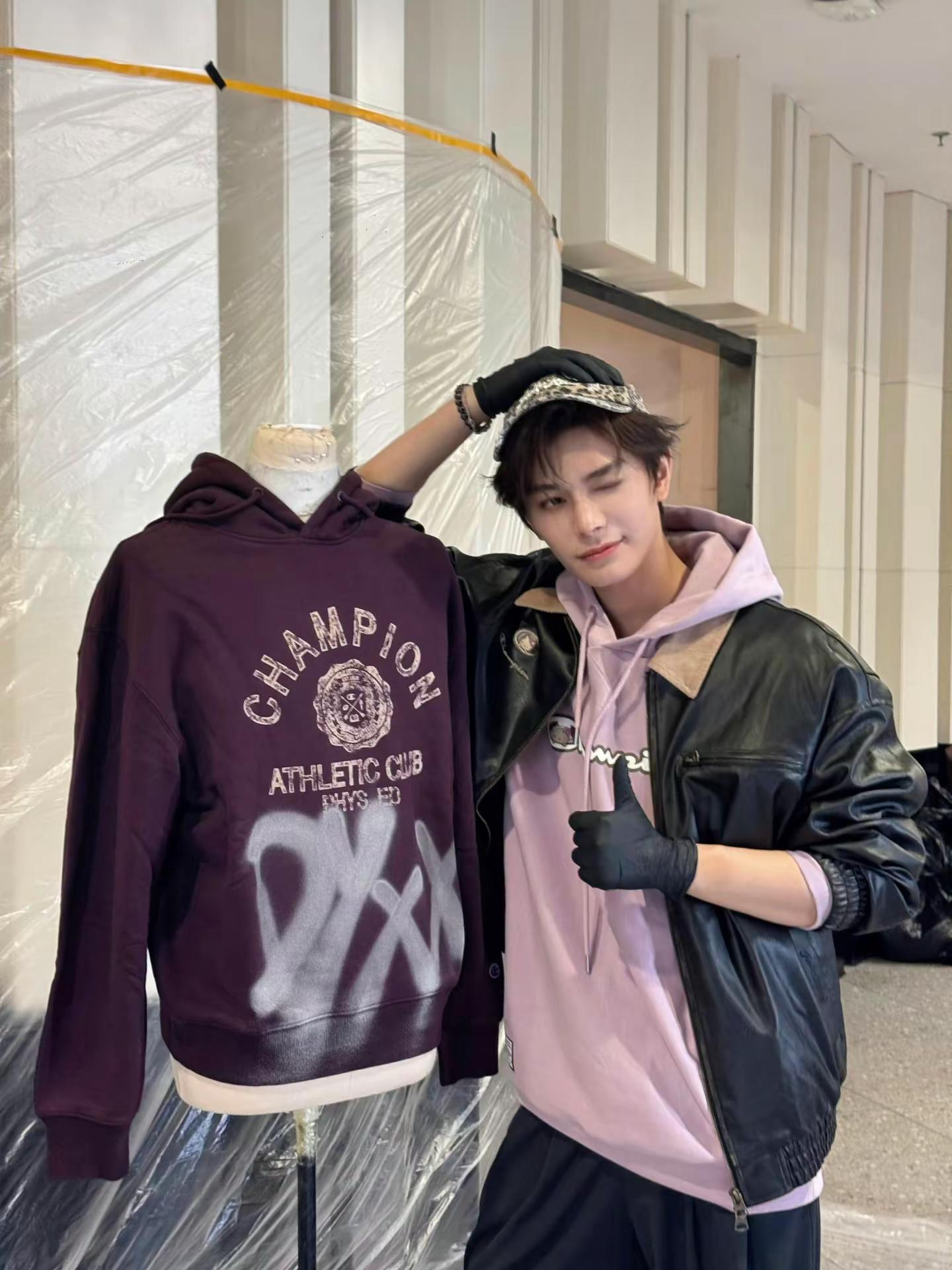 艺术家兮兮和他的手工涂鸦卫衣。丁禹兮 Champion