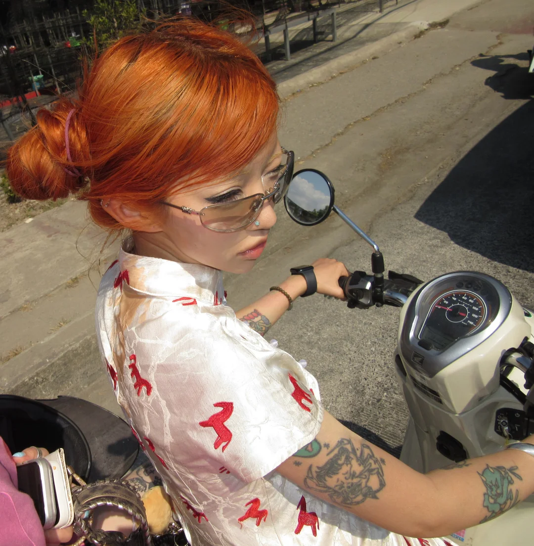 穿旗袍骑摩托车