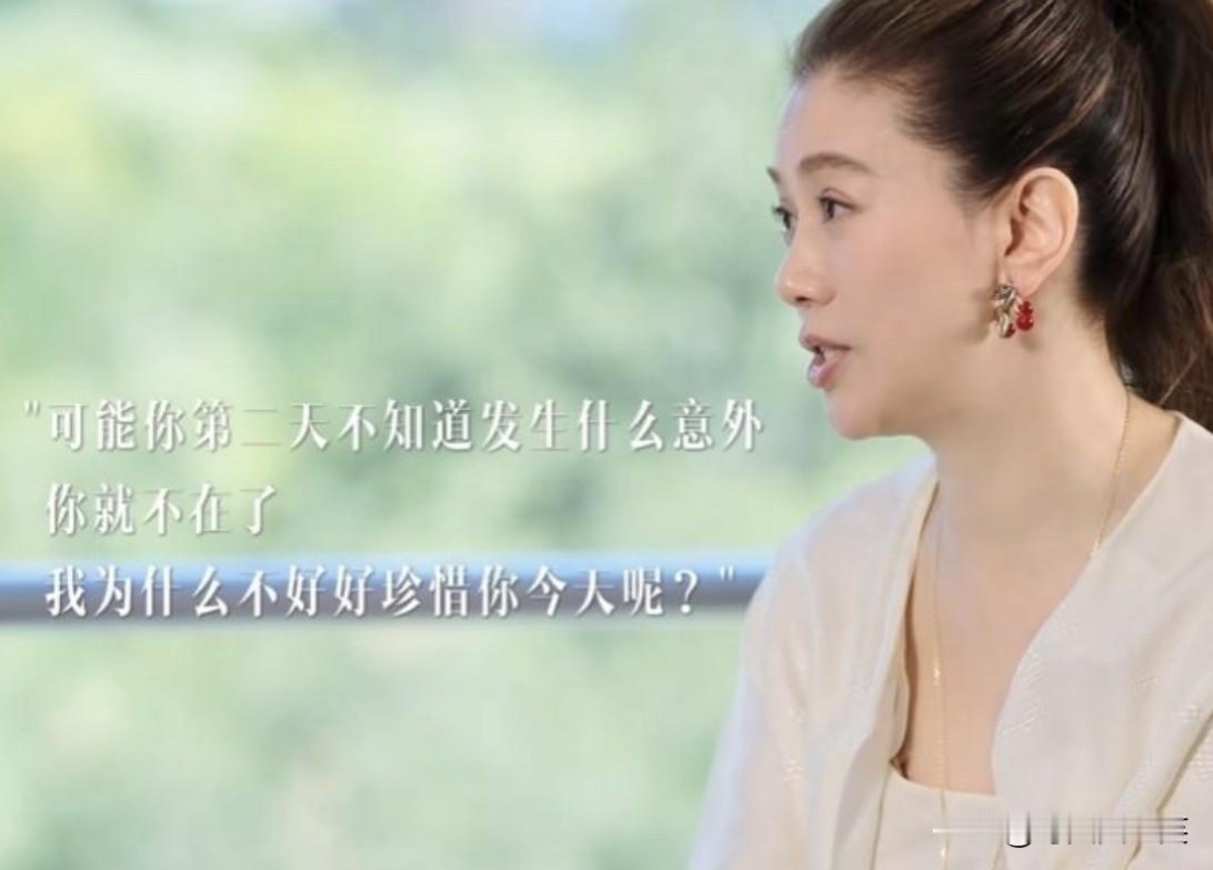 主持人问袁咏仪：“张智霖在综艺里挺听你话的。”

袁咏仪说：“他不是听我话，也不是忍我，他的想法是没必要争，他常说，可能你第二天不知道发生什么意外，人就不在了，我为什么不好好珍惜你今天呢？”

两人是拍戏认识的，地方偏，什么设施都没有，还特别冷。

张智霖拍一场洗澡戏，导演让怎么来就怎么来，袁咏仪骑