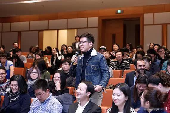 美国贸易代表在发布会上，抛出一枚重磅炸弹：中国，有了一台EUV光刻机。荷兰政府：“我们没卖。”阿斯麦：“不是我们的。”
 
这台机器，是当今科技界最昂贵的“光之巨兽”。 
一台设备里塞了10万个零件、4万个螺栓，还有两公里长的软管，安装时要恒温恒湿，一震就废。 
它的制造商阿斯麦（ASML）是荷 ​