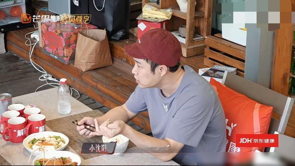 小沈阳媳妇沈春阳戒肉这事儿，听着就邪乎，一戒就是好几年。不是减肥，是身体真扛不住，一碰肉就难受。小沈阳在披哥里提了一嘴，说家里做饭从来都是两锅，她吃她的素，他啃他的骨头。结果这节目还没播完，人家两口子的电影《什么意思夫妇》闷声干了3.5亿票房。沈春阳当导演，小沈阳零片酬上，贾冰魏翔这帮人全来客串。就