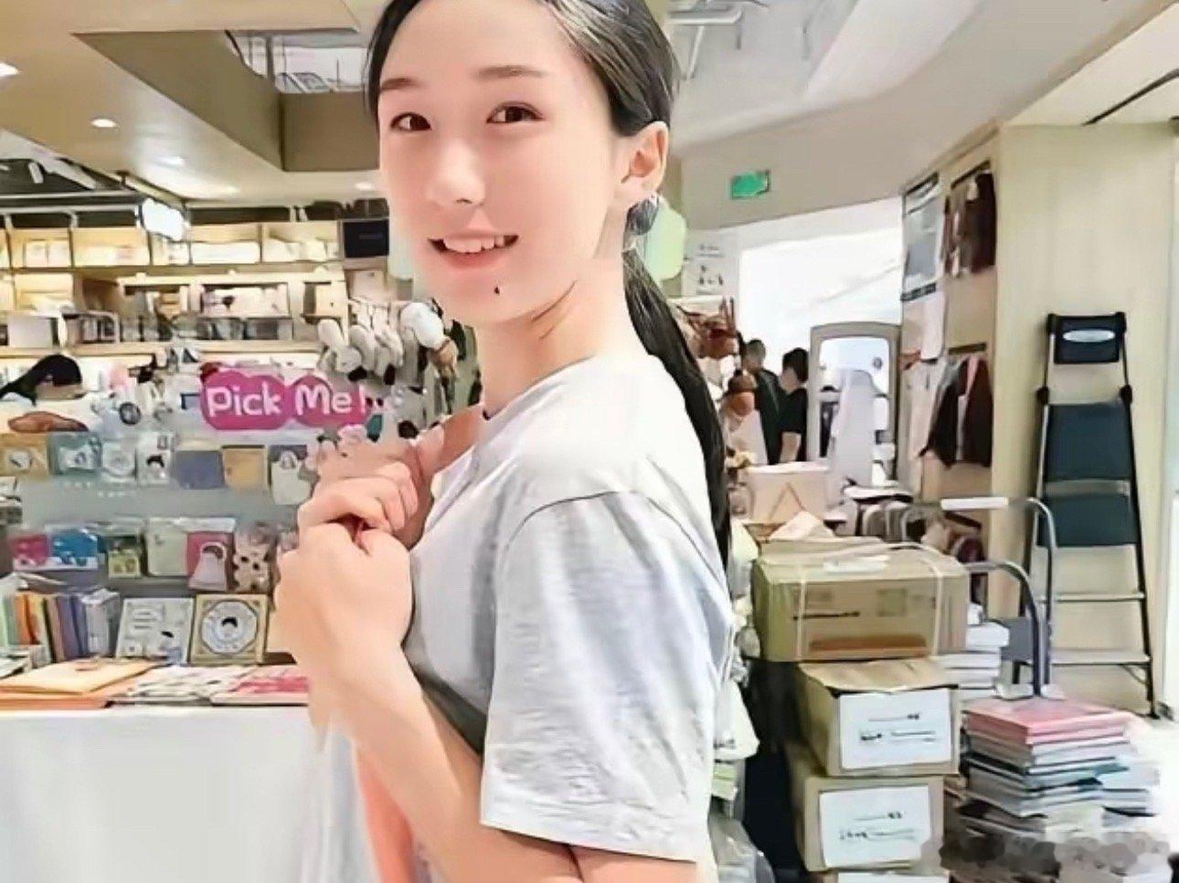 #陈妤颉说庆幸能早发现自己的天赋#

国民好闺女
陈妤颉坦言想考入心仪的大学，守在父母身边。其实她本不必参加高考，亚运冠军身份，保送名额早已拿到。清华田径招生名额15个，北大有13个，网友纷纷打趣任由她任选。可她亲口说的，是想去自己喜欢的大学，并非一定要进清华北大。
​​这话听着简单。一个 ​