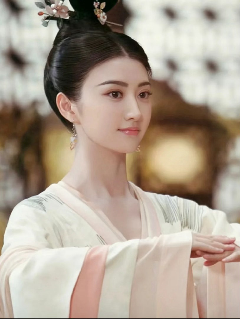 关于景甜，早些年就是看过的《长城》，和一个演赵微女儿的电视剧，然后就是各种神秘传闻，但也没特别的感觉。后来追过《大唐荣耀》，发现确实很漂亮啊，演的也不错，又有人间富贵花加持，对景甜有一点特别的滤镜。没想到景甜和搞灰产的孙宇晨搞到一起了，一下子就祛魅了。和台湾的小明星吴佩慈安以轩也 ​